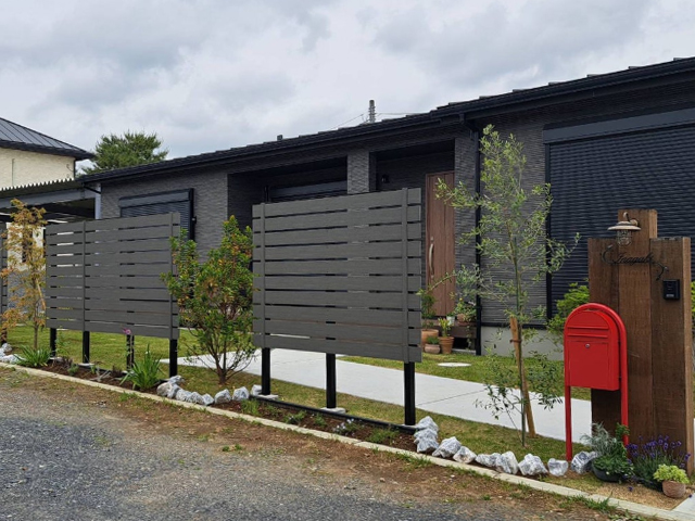 つくば市　目隠しフェンスと植栽の施工例