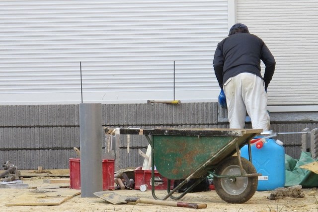 外構工事している業者